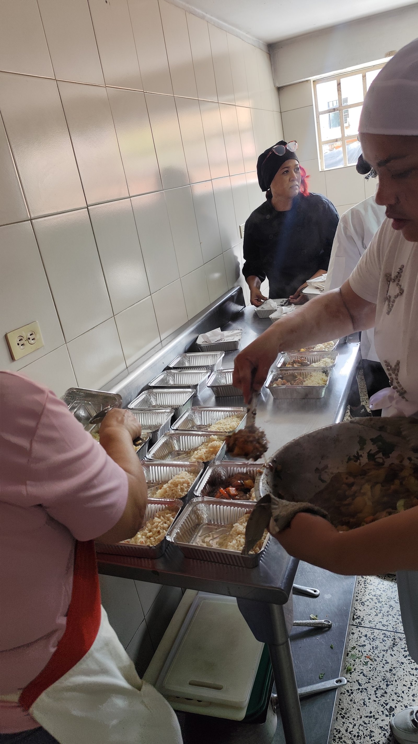 Brigada solidaria preparando comidas