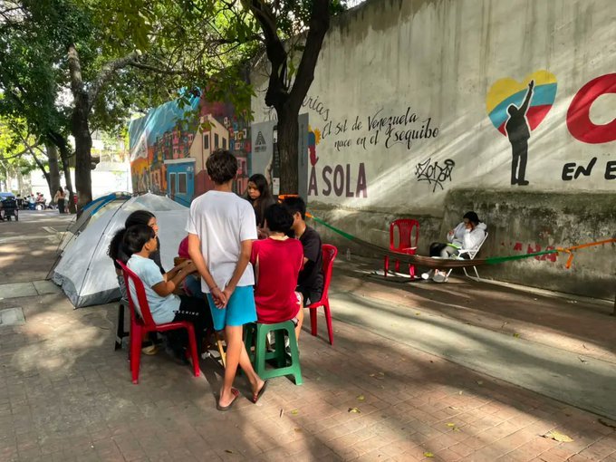 Jóvenes en refugios y carpas de Guarenas